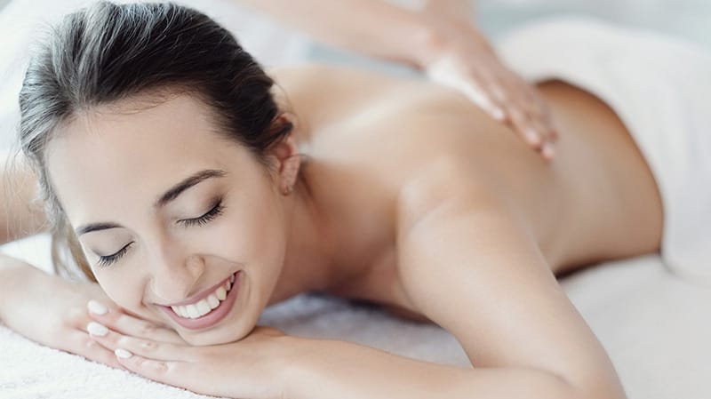 cliente feminino recebendo massagem nas costas